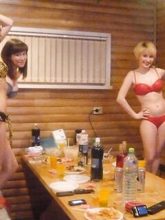 Пьяные русские девки сняли откровенное фото в сауне