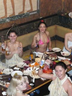 Пьяные русские девушки оголили интимные прелести в сауне