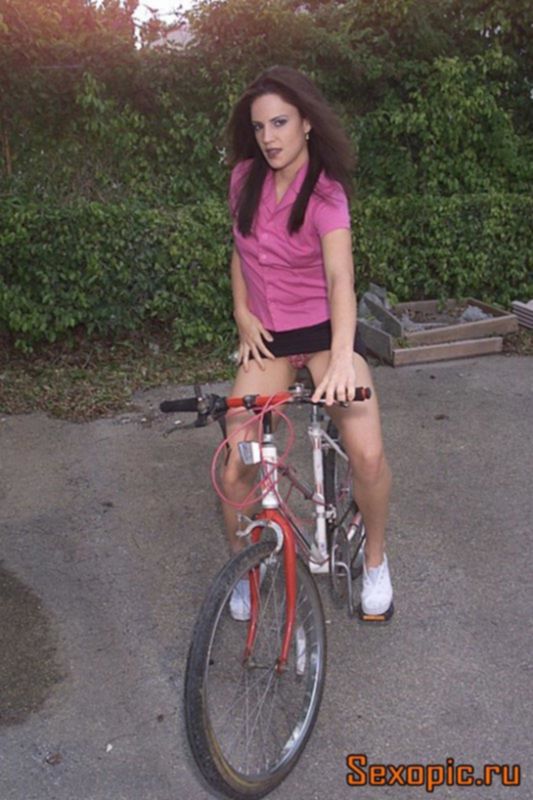 Велосипедистка в короткой юбке описалась на улице, эротика