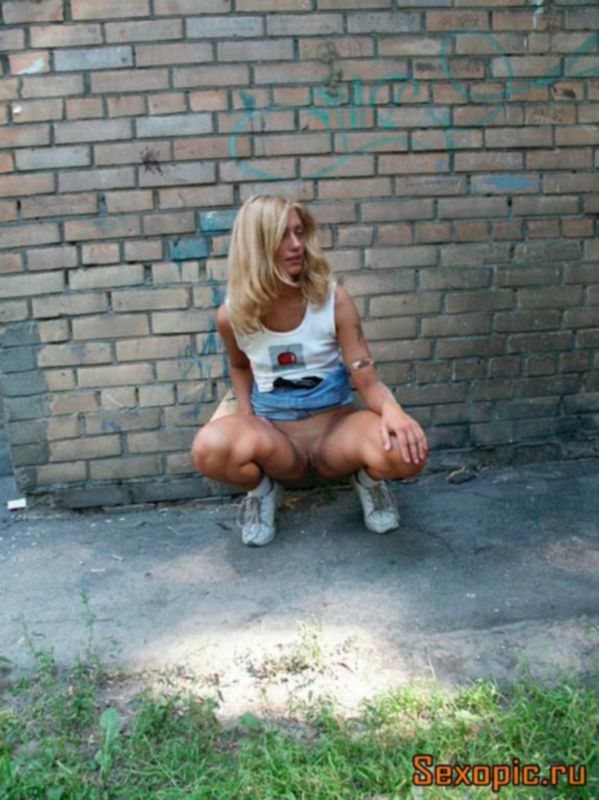 Молодая блондинка пописала на улице перед камерой, эротика