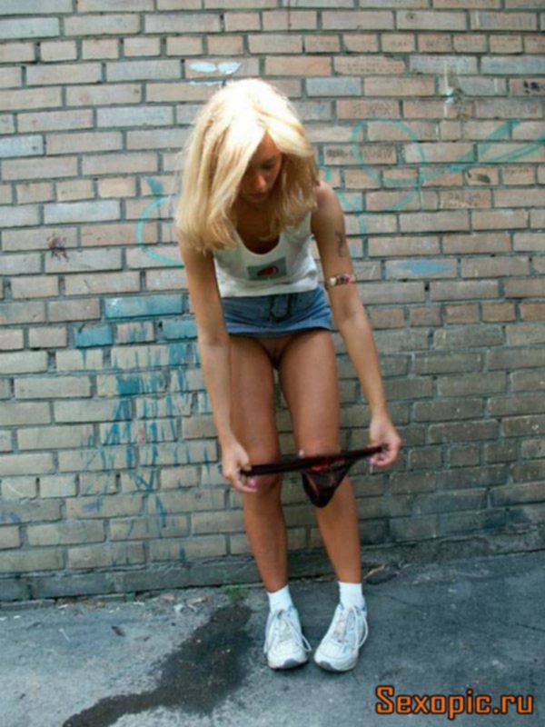 Молодая блондинка пописала на улице перед камерой, эротика
