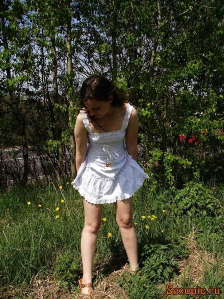 Русская девушка в белом платье поссала на природе