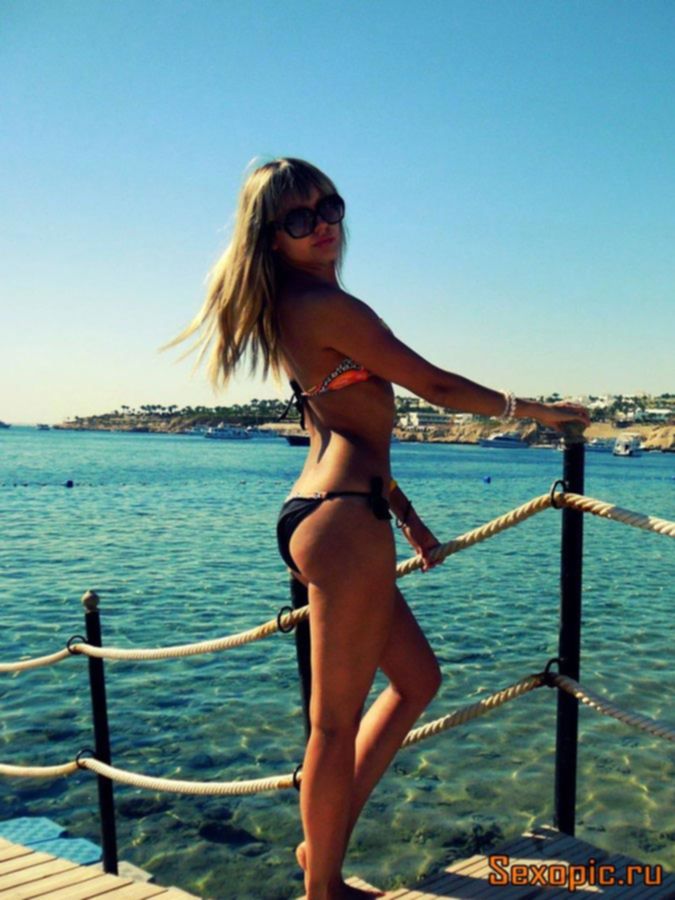 Молодые русские девушки в пляжных купальниках