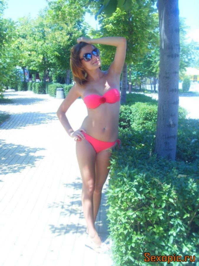 Молодые русские девушки в пляжных купальниках