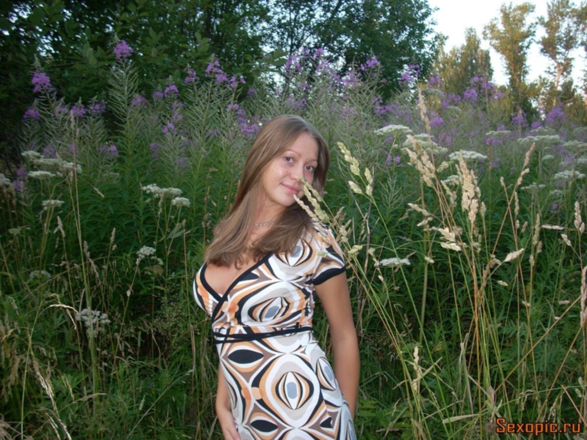 Русская девушка показывает свое шикарное тело и большие титьки