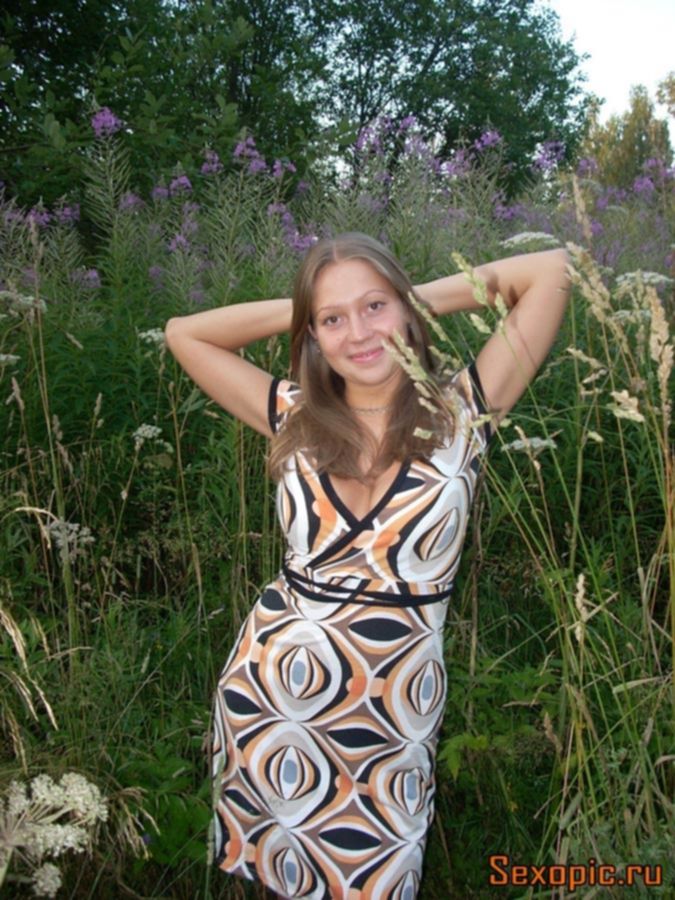 Русская девушка показывает свое шикарное тело и большие титьки