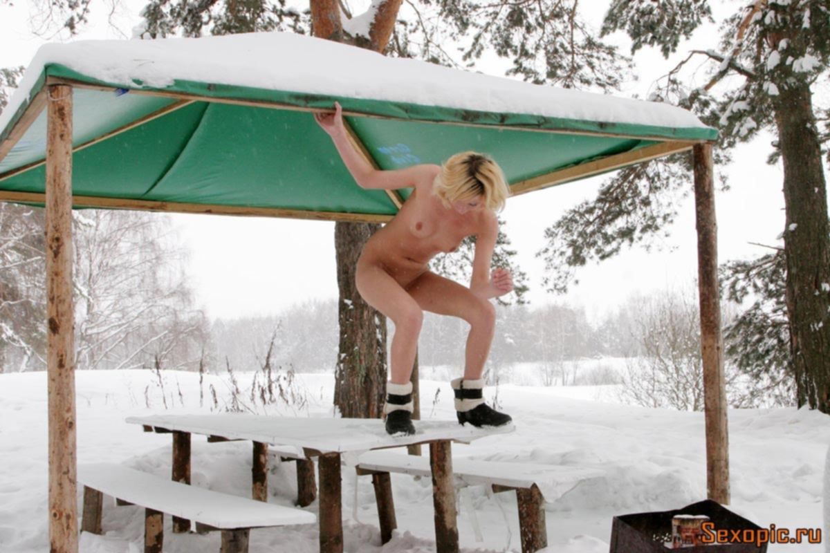 Голая русская блондинка пописала на улице зимой