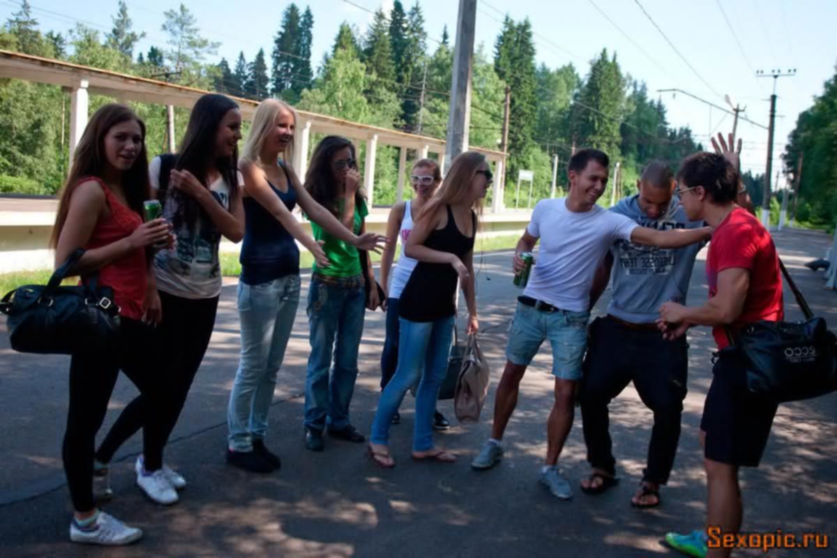 Отдыхая на природе, русские студенты устроили групповуху - порно