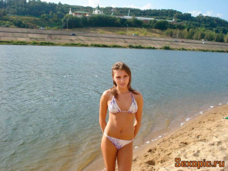 Ню фото молодой девушки в пляжном купальнике - эротика