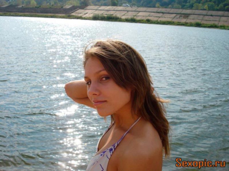 Ню фото молодой девушки в пляжном купальнике - эротика