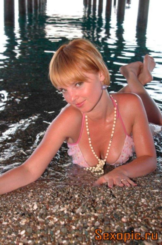 Молодая русская девушка отдыхает на море, эротика