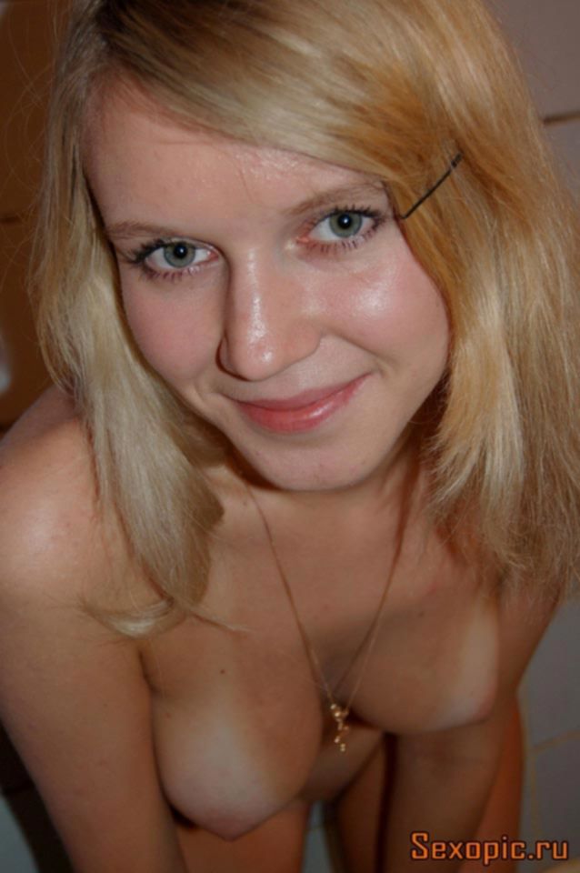 Милая блондинка показывает интимные прелести в ванной